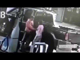 Impactante video de hombre que prende fuego accidentalmente a su esposa en una gasolinera