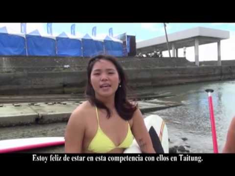 Chicas sexy en bikini prueban las olas antes del Asian Surf Championship
