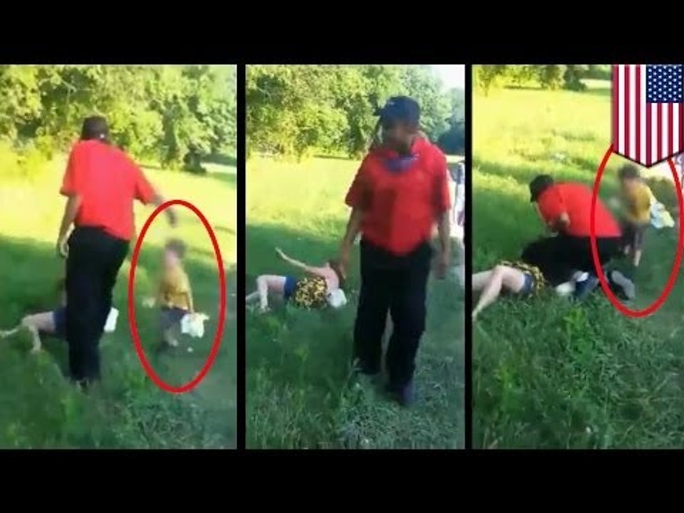 Bebe intenta proteger a su madre mientras recibe una golpiza en plena vía publica