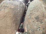 El gran busto y trasero de una mujer china la dejo atrapada entre dos rocas gigantes
