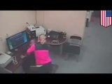 Mujer sin hogar grabada mientras intenta degollar a un policía es absuelta de todos los cargos