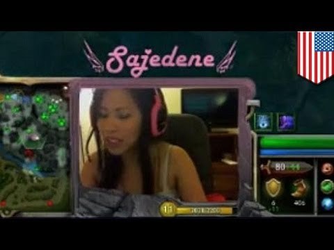 Hermosa gamer asaltada a mano armada en su casa cuando juega en línea, cámara web lo graba todo
