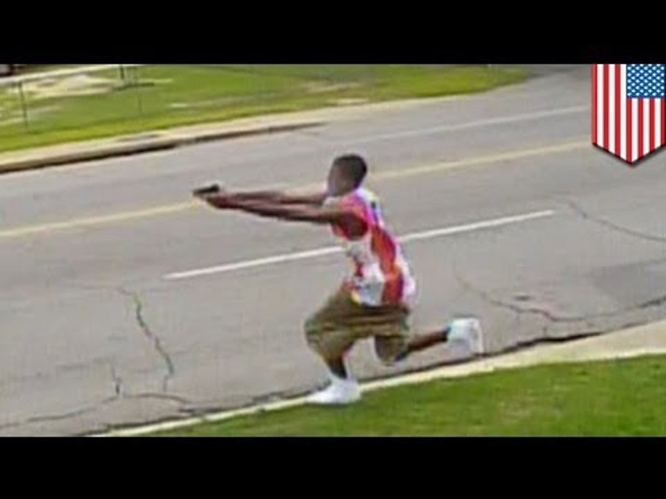 Cámara de seguridad capta el momento cuando joven le dispara a una camioneta a plena luz del día