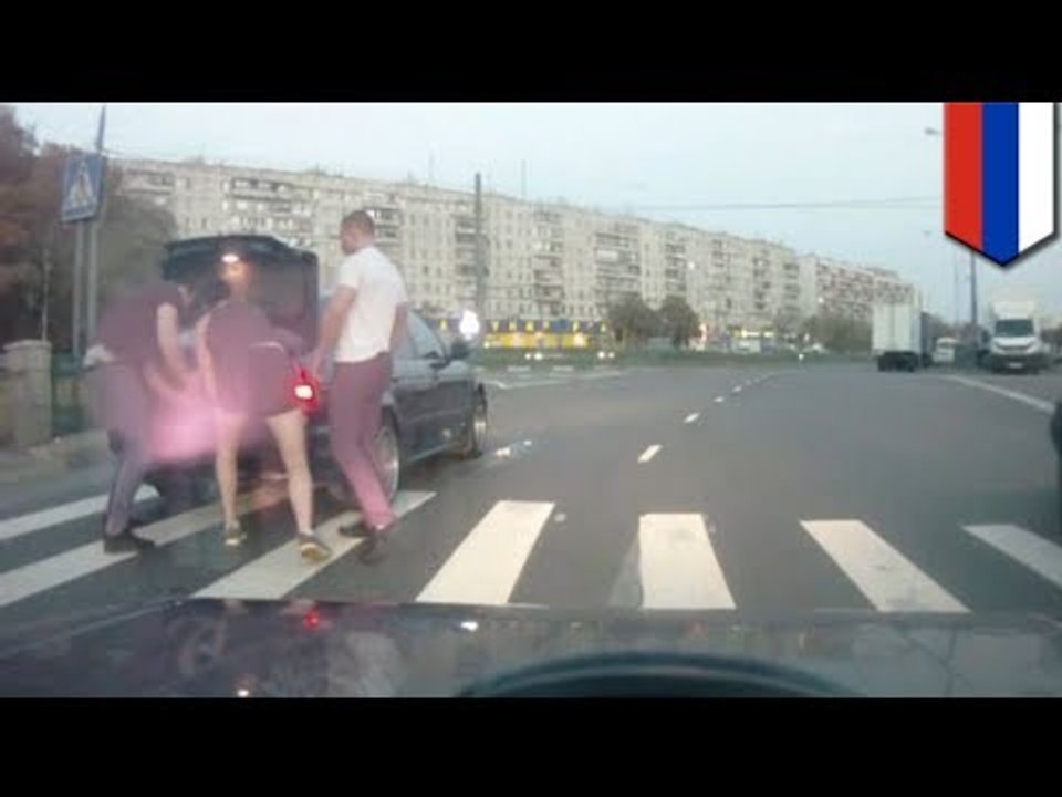 Video muestra a peatón siendo lanzado al interior de un baúl por sujetos que casi lo atropellan