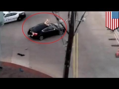 Hombre desnudo ingresa a un auto por el techo corredizo y ataca a su conductora