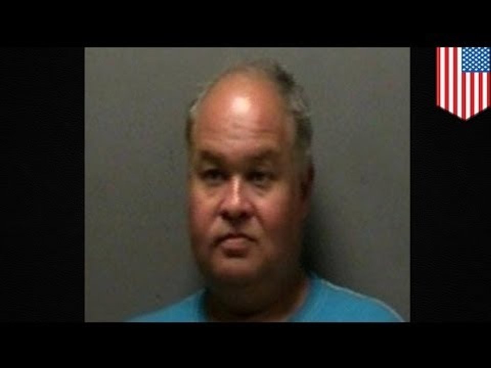 Hombre borracho sorprendido intentando tener relaciones sexuales con un cajero automático