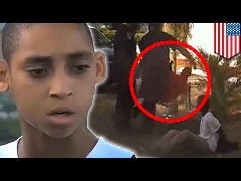 Policía atrapado en video pateando a un niño al frente de sus compañeros de colegio