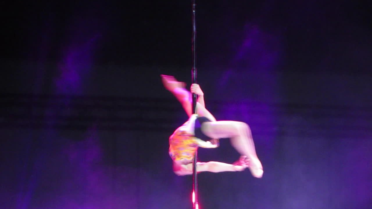 Na China, Campeonato Mundial de Pole Dance faz sucesso