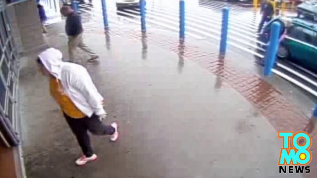 شاب يدعي أنه طبيب يعالج الأرجل ليقوم بتقبيل أرجل النساء