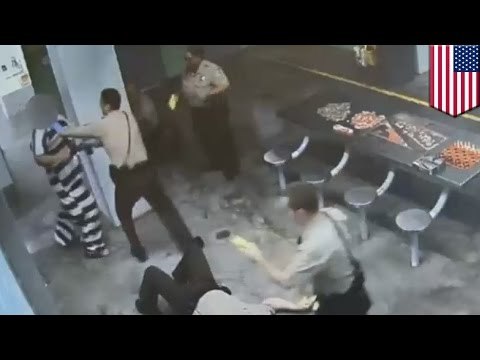 Kung-fu vs pistolets Taser : Un prisonnier psychiatrique attaque de nombreux gardiens de prison
