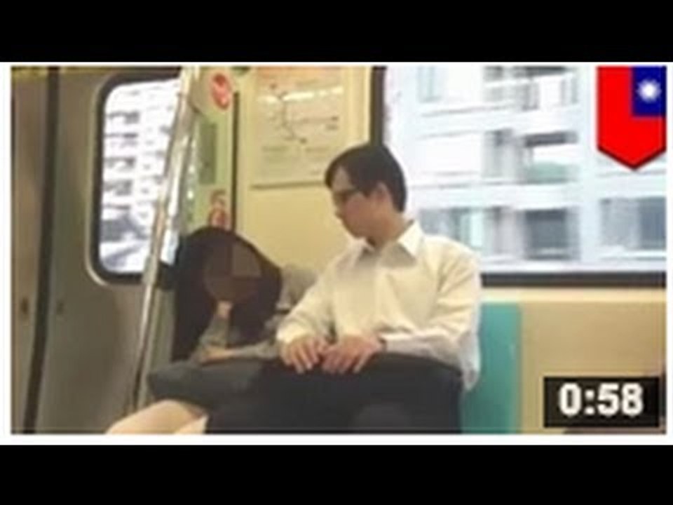 VIDEO: Un pervers pris en plein acte en train de molester une passagère endormie dans le métro