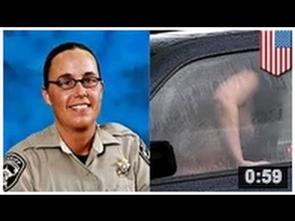 Une flic se fait choper en train b***** en uniforme complet dans une voiture de patrouille!!