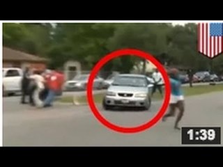 VIDEO: Un homme perd la tête et conduit sa voiture hiératiquement dans la foule