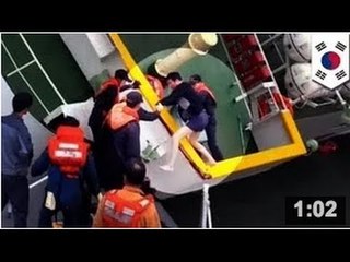 VIDEO: Le capitaine du ferry Sewol abandonne cyniquement son navire en premier.