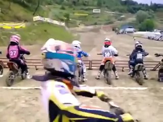 Niño emocionado antes de la carrera Moto cross