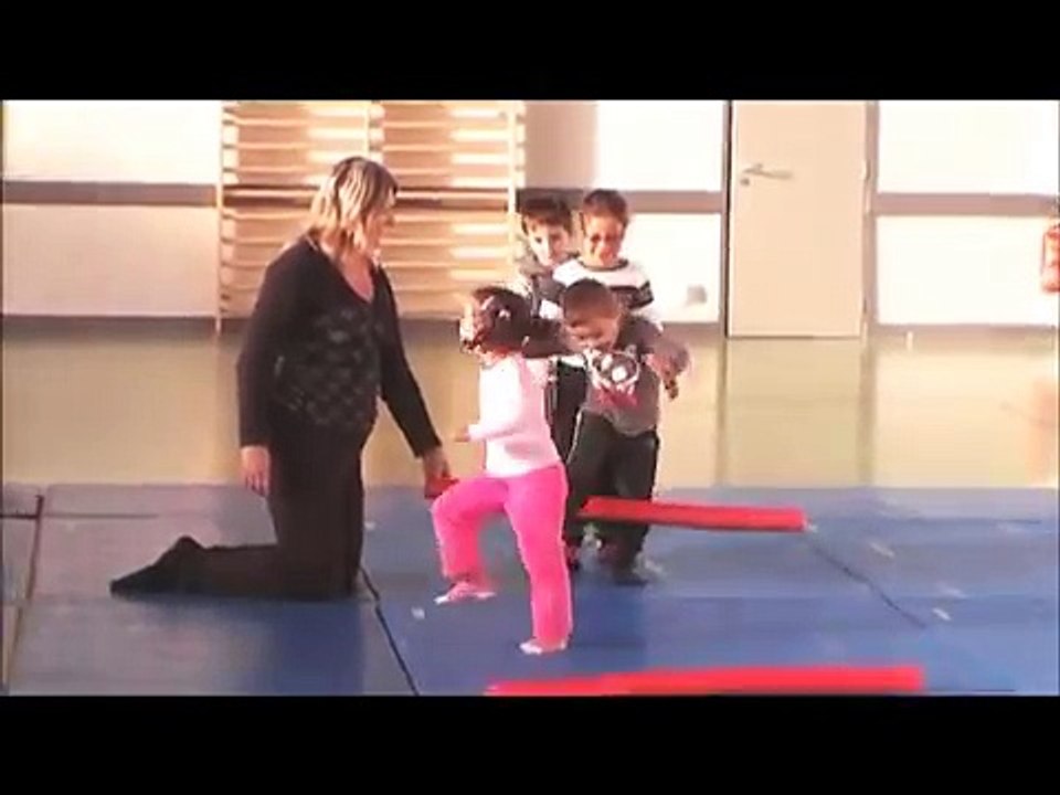 Exemples d'exercices physiques et sportifs enfants. Gym ludique. Fitness. Boxe. Sports de combat.