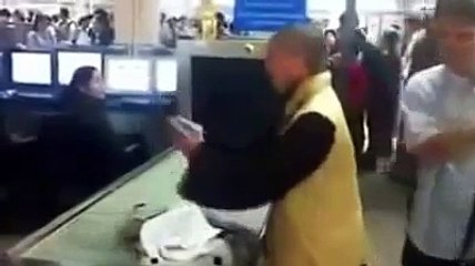 "Thầy" chùa chua ngoa chửi bậy ở sân bay Tân Sơn Nhất