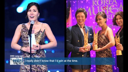 Living a fabulous life that is reminiscent of a musical 뮤지컬을 연상시키는 멋있는 삶을 사는 그녀