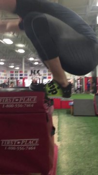 J.J. Watt nails a 61-inch box jump (1,51m)! New world record!