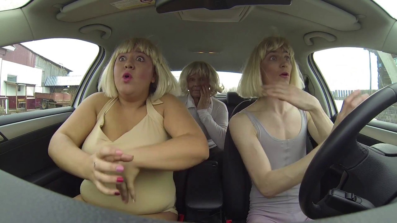 3 russes dansent dans une voiture et parodient le Lipdub des 3 jolies australiennes