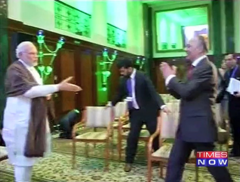 In Berlin, PM woos investors