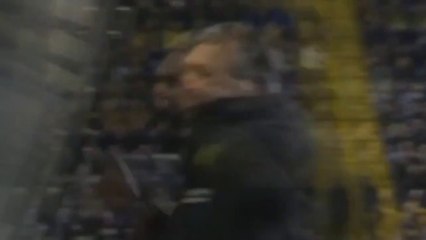 Un entraîneur défonce son banc !