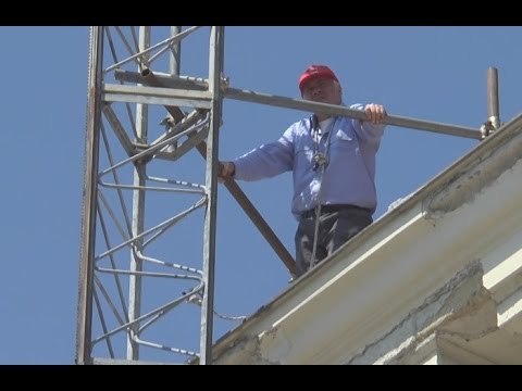 Napoli - Gli ex dipendenti Jacorossi sul tetto della Prefettura (13.04.15)