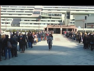 Napoli - Strage Milano, file lunghissime per entrare in Tribunale -1- (13.04.15)