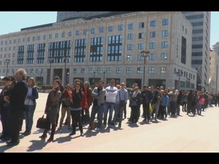 Napoli - Strage Milano, file lunghissime per entrare in Tribunale -2- (13.04.15)