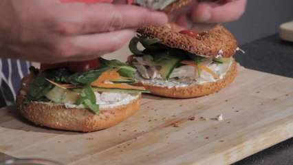 Recette de bagel light poulet et légumes croquants - Gourmand