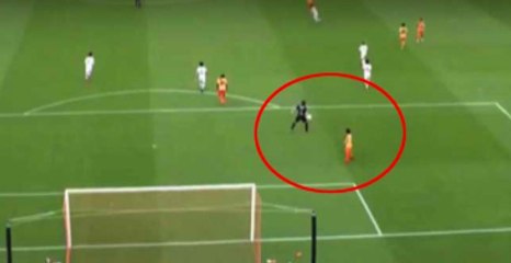 Kalecinin Arkasına Saklanıp Sinsice Gol Attı