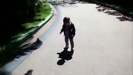 Gölgesiyle Tanışan Çocuk