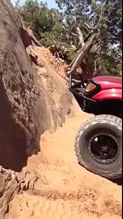 Un pickup grimpe un rocher