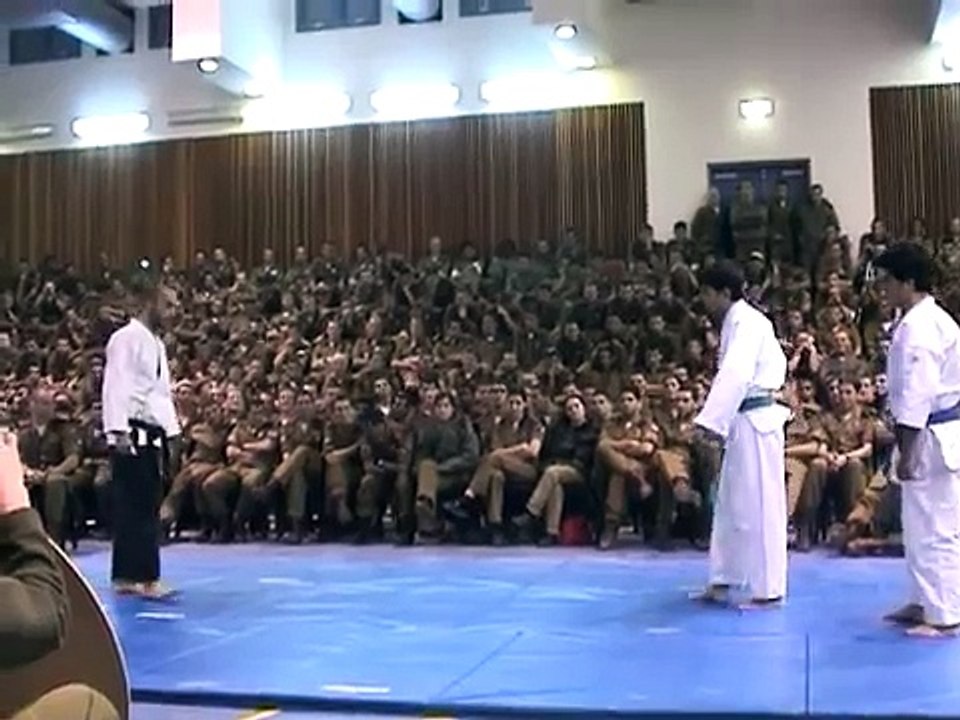 Krav Maga Expert Roy Elghanayan giving a LIVE DEMO to Israeli Special Forces