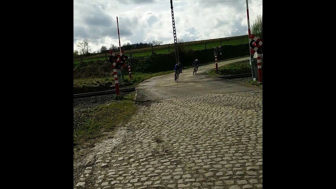 Des cyclistes traversent une voie ferrée (Tour des Flandres U23)