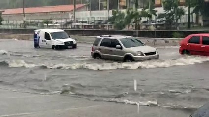 Avenida Eduardo Girão alagada após as chuvas