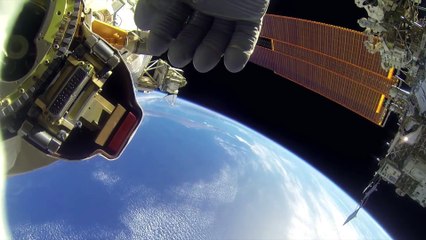 Un astronaute filme ses sorties dans l'espace en caméra embarquée