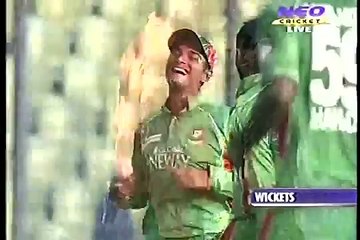 Shahid Afridi Get out with the help of Misbah - Must Watch