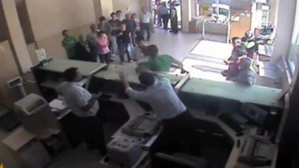 Baltayla PTT şubesini bastı! O anlar kamerada