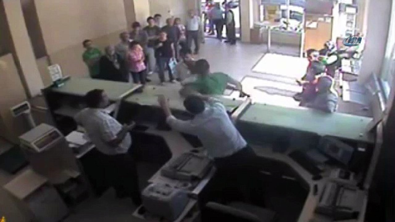 Baltayla PTT şubesini bastı! O anlar kamerada
