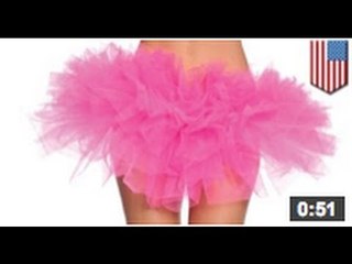 Un homme s'habille en barbie et tente de molester une femme dans les toilettes