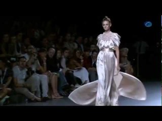 Moda / La diseñadora Leyre Valiente narra la evolución de la mujer en su desfile