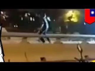 Kiepski prank: "żartowniś" skacze z mostu