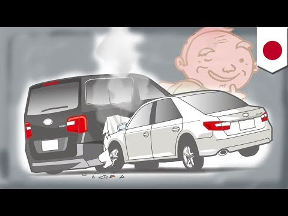 Starszy mężczyzna jedzie pod prąd na autostradzie