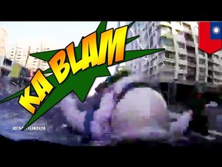 Mężczyzna potrąca przechodnia, uderza w motocyklistę i wjeżdża w tył samochodu