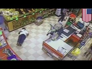 Mężczyzna wciska się do kolejki i nokautuje oburzonego klienta