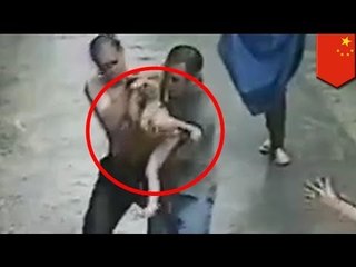 VIDEO: Mga lalake, nasalo ang isang baby na nahulog mula sa second floor!