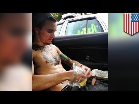 Lalake sa Florida, kumuha ng selfie kasama ang drugs at cash, habang katabi ang isang police car!