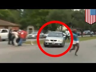 Lalaki, binangga ang kotse sa mga taong nakapaligid sa isang murder scene sa Texas!