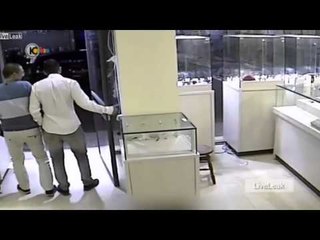 VIDEO: Palpak na magnanakaw sa Israel, natakot sa may-ari ng tindahan ng alahas!